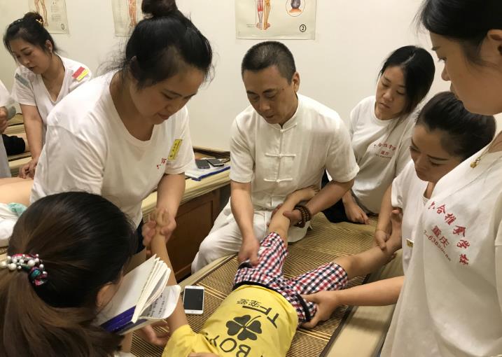 小兒推拿培訓(xùn)班一般多少錢?可以自學(xué)嗎?