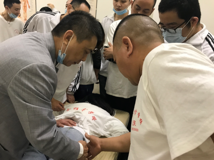 小兒推拿培訓班多少錢？寶媽沒基礎可以學嗎？
