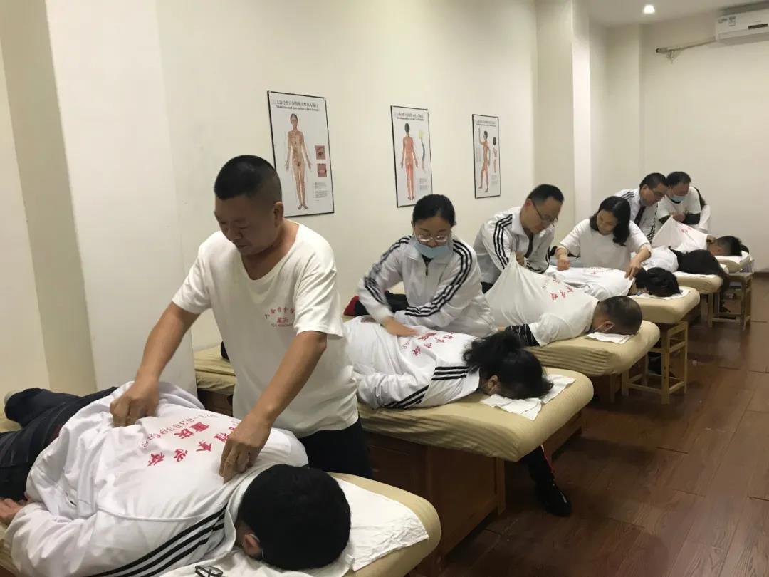 小兒推拿培訓班多少錢？寶媽沒基礎可以學嗎？