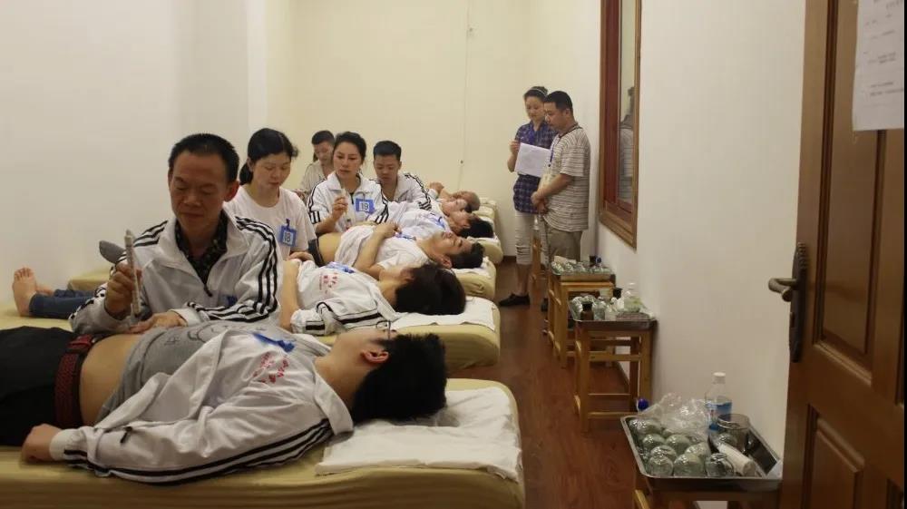 想報艾灸培訓班，重慶哪家學校比較好？
