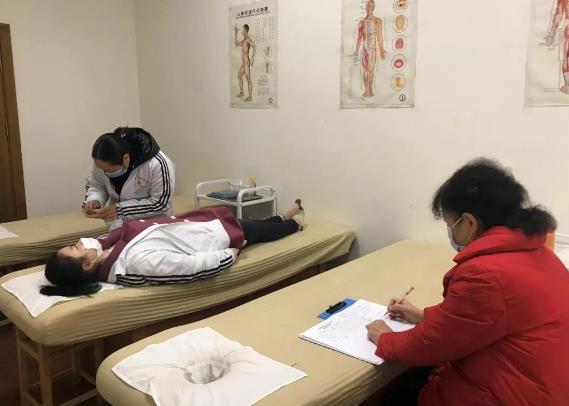 小兒推拿師證書怎么考？快來瞧重慶六合學(xué)校考核現(xiàn)場