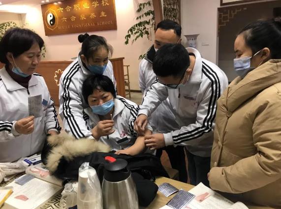 小兒推拿師證書怎么考？快來瞧重慶六合學(xué)校考核現(xiàn)場