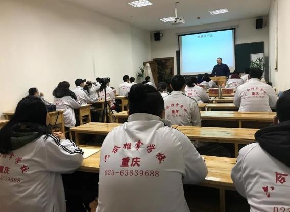 小兒推拿師證書怎么考？快來瞧重慶六合學(xué)校考核現(xiàn)場