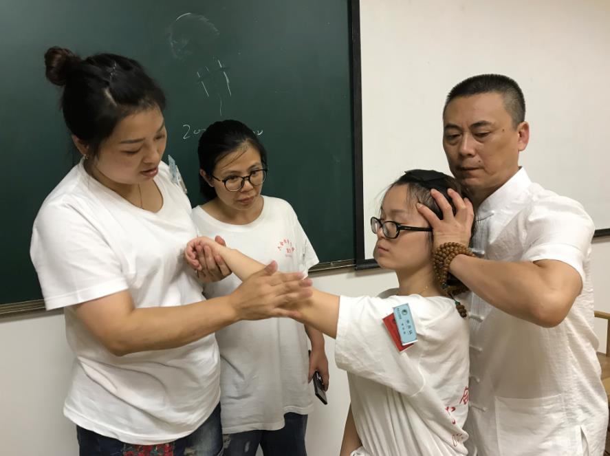 推拿培訓學校分享緩解頭痛的按摩方法