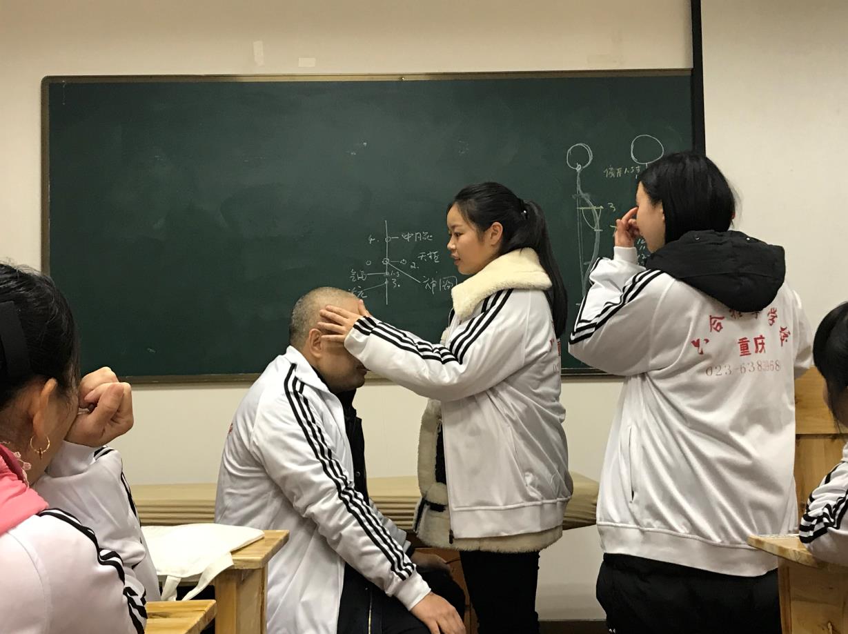 推拿培訓學校分享緩解頭痛的按摩方法
