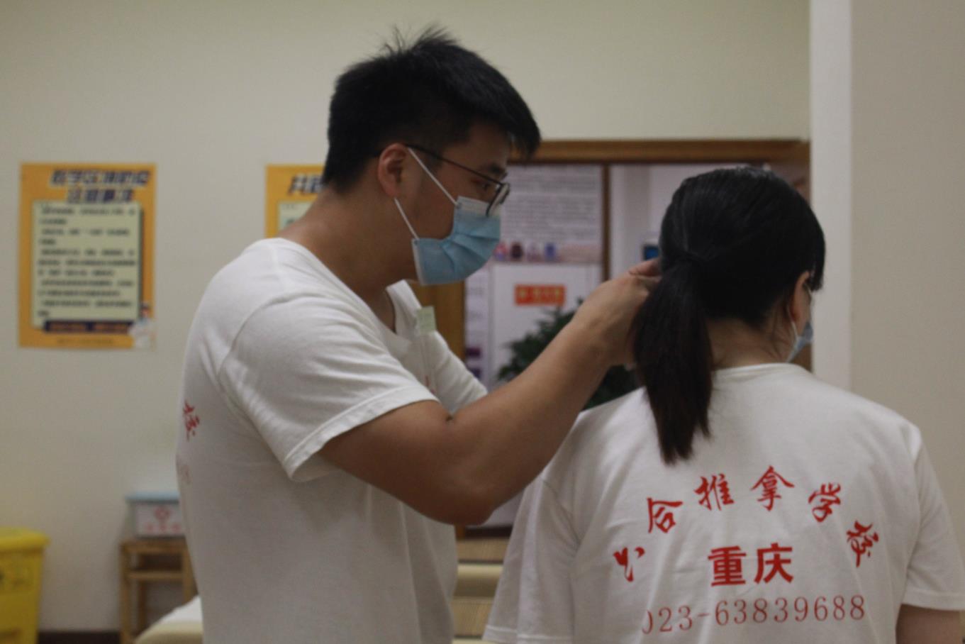 中醫(yī)推拿學(xué)校教大家按揉耳朵防病保健康