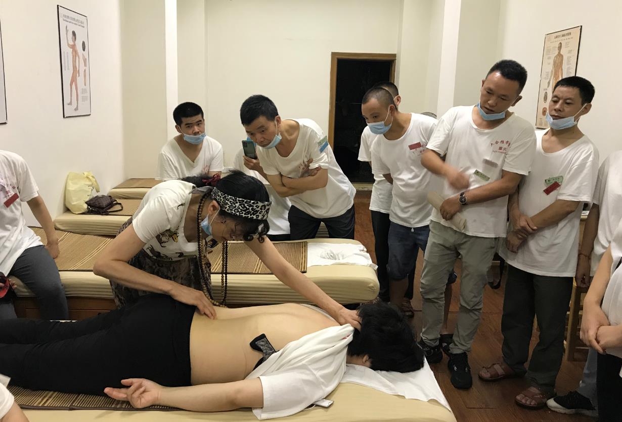 女友“痛經(jīng)”時，學(xué)這套推拿手法吧，別再叫她“多喝熱水”啦!