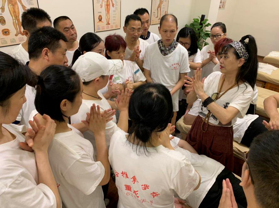 中醫推拿可以通過自我按摩治療面癱
