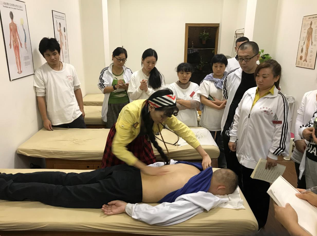如何用中醫推拿預防腰椎病？