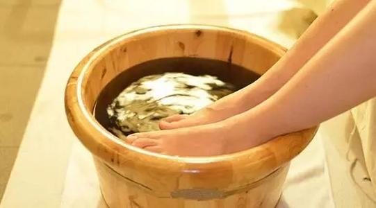 泡腳是個(gè)好習(xí)慣 夏天泡腳祛濕防腳臭