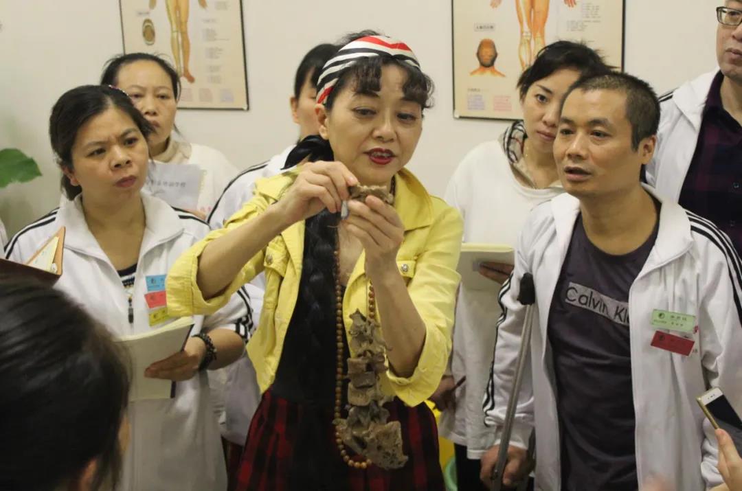 想學針灸推拿怕找不到好學校？重慶六合學校了解一下