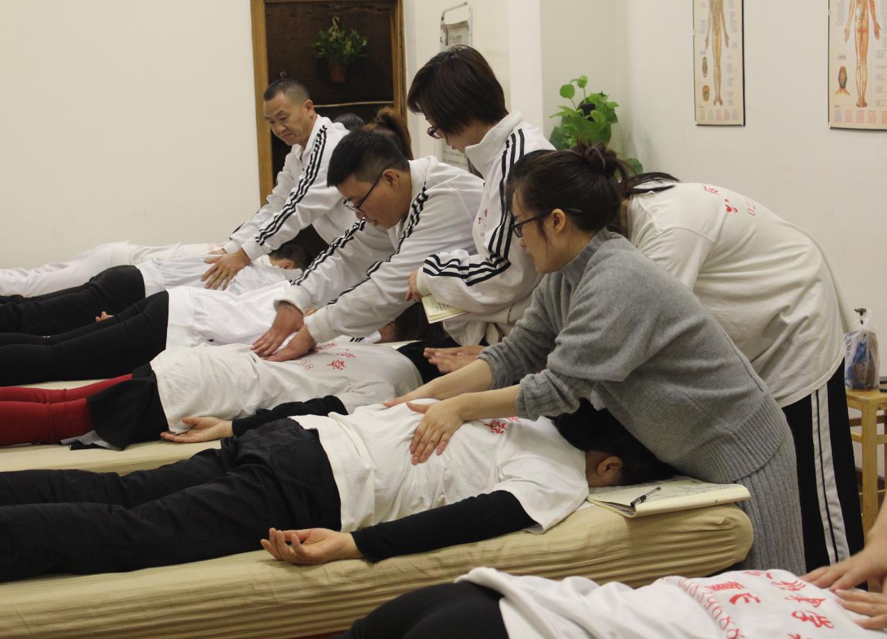腰部酸痛是怎么回事？中醫(yī)推拿可以治療嗎？