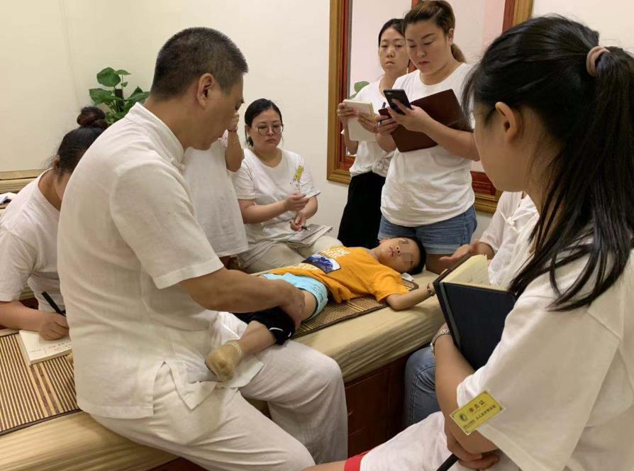 小兒推拿師缺口大嗎？收入和發(fā)展前景怎么樣？