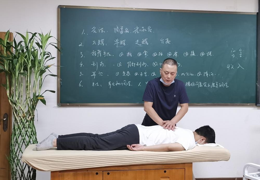 重慶針灸推拿培訓學校怎么選？六合學校怎么樣？
