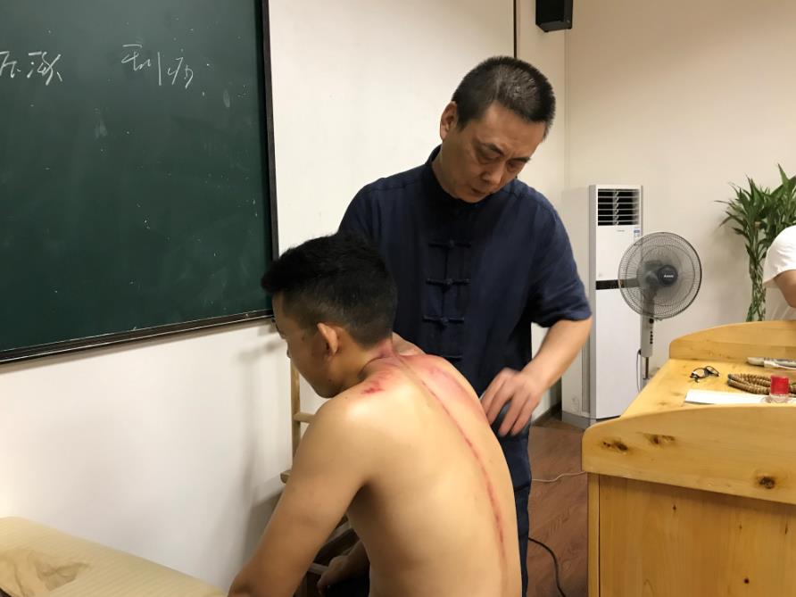 刮痧可以治療肩周炎嗎？重慶有專業(yè)的刮痧培訓嗎？